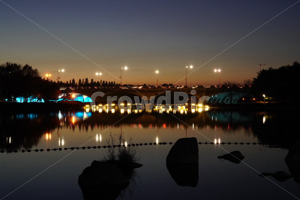 다리,저녁,야경,호수,분위기,해질녘,조명,반짝이는,나무,반영,바위,bridge,mood,light,trees,mirror,rock,evening,lake,하늘,유럽풍,야경,밤,풍경,nightscape,night,landscape,도시,city