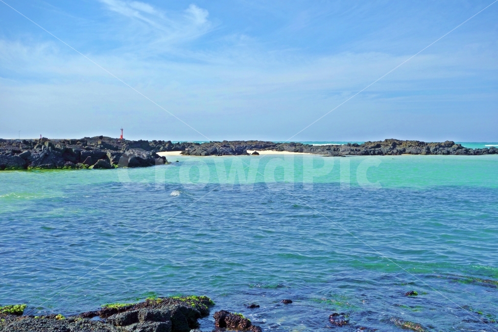 제주도,김녕성세기해변,에메랄드,푸른,바다,현무암,바위,등대,돌,바닷가,흰,구름,하늘,수평선,제주,제주도여행,제주여행,여행,자연,풍경,경치,한적,조용,여유,힐링,휴가,파도,물결,아름다운,전망,그림,같은,뷰,자연,풍경,nature,landscape,한국자연풍경,한국자연경관,korea nature landscape,등대,lighthouse,제주도,jeju,jeju island,outdoors,옥외,land,땅,sea,ocean,대양,water,물,shoreline,해안선