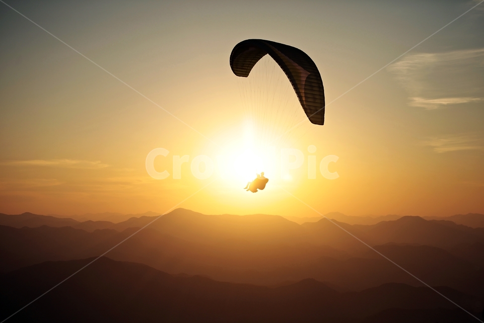 행글라이더,행글라이더비행,석양속으로,석양,황금색감,자연,풍경,nature,landscape,인물실루엣,사람실루엣,character silhouette,human silhouette,스포츠,레저,운동,sports,leisure,exercise,leisure activities,레저 활동,adventure,모험,gliding,활공