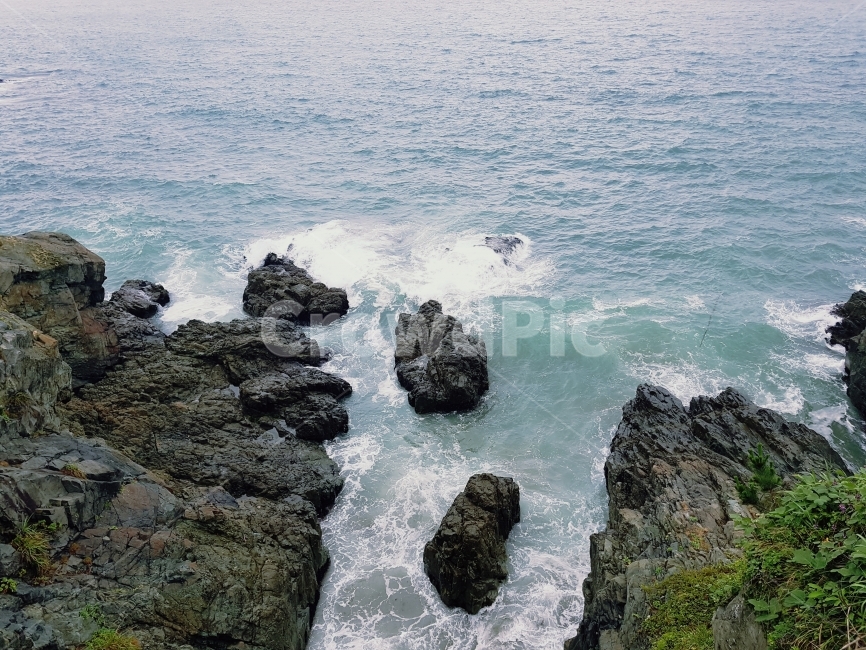 절벽,바닷가,파도,흐린날,바다,돌,해변가,해안,자연,풍경,nature,landscape,promontory,곶,outdoors,옥외,sea,ocean,대양,water,물