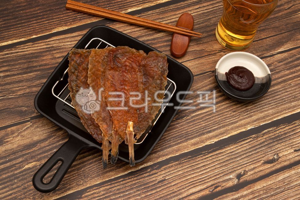 Drink snacks,Wood table,snack,chopsticks,Drinking,monkfish,chili pepper paste,chopstick rest,food,dried fish,tree background,stone crushing,frying pan,beer,table