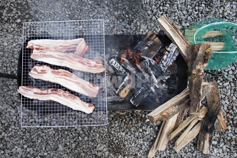 wood,axe,tool,수단,그릴,장작,나무,장작나무,불,캠프파이어,고기,돼지고기,바베큐,삼겹살