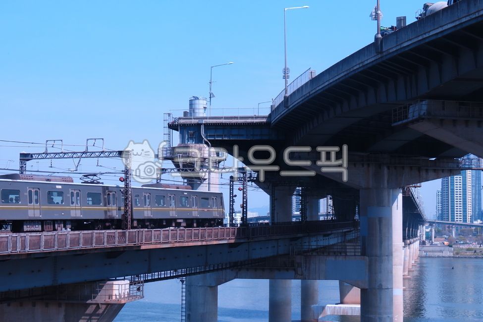 Line 7,bus,subway,road,public transport,road name,Cheongdam Railroad Bridge,traffic,transportation
