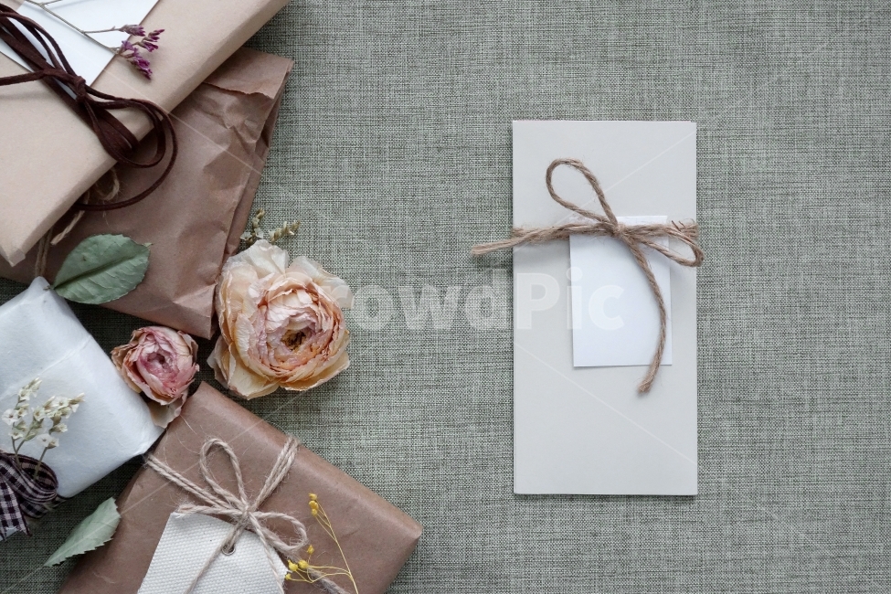 gift,dryflower,texture,cloth background,ribbon,memo,dried flower,clothbackground,gift box,prop,giftbox,latter,event,dried flowers,card,cloth,object