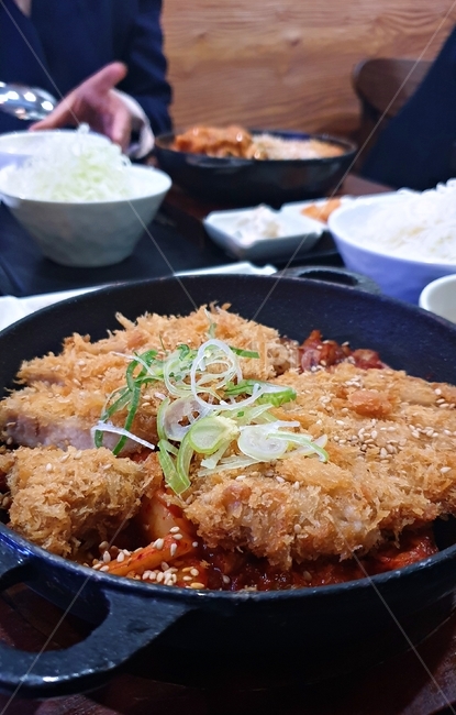 돈까스,돈가스,김치볶음,퓨전음식,튀김,식사,음식,food,돼지고기,포크커틀렛,pork,음식,식재료,요리,food,cook,meal,dishes,food reserves