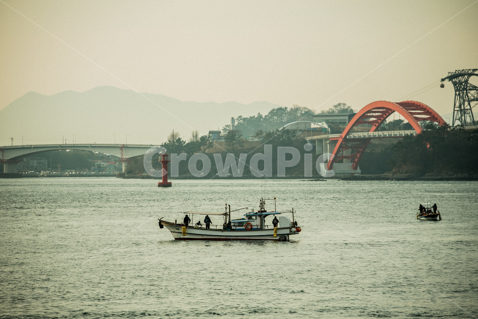 vehicle,차량,watercraft,선박,용기,vessel,교통,transportation,boat,보트,person,사람,human,인간,낚시,어선,바다,어업,fishery,fishing industry