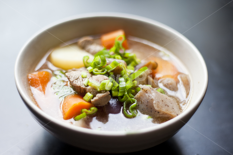 일본요리,반찬,국,된장국,톤지루,스프,곤약,당근,bowl,사발,food,음식,dish,요리,meal,식사,soupbowl,수프그릇,수프,미소,미소된장,음식,식재료,요리,food,cook,meal,dishes,food reserves