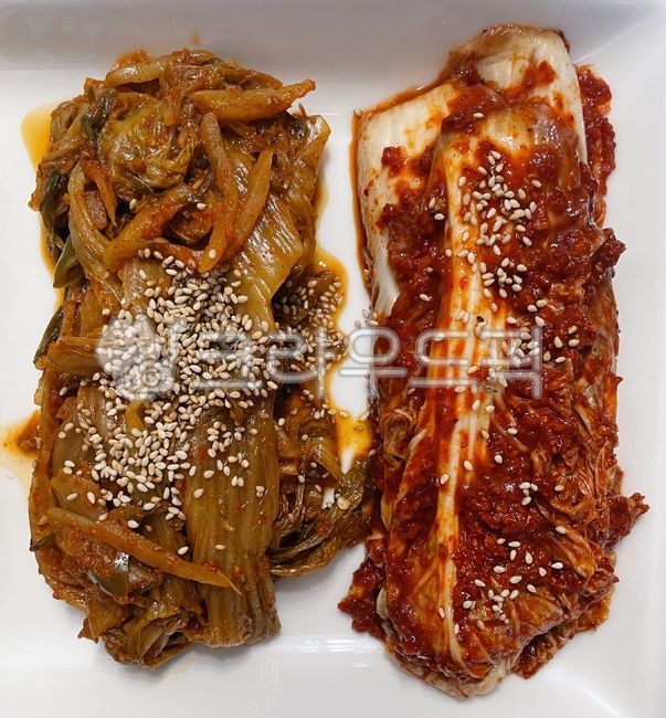 김치,볶음김치,배추김치,겉절이,배추겉절이,김치볶음,볶음,볶음요리,참깨,양념,깨,음식,요리,식사,식재료,먹방,밥도둑,매운음식,매운요리,반찬,밥반찬,sesame,food,dish,cook,meal,seasoning