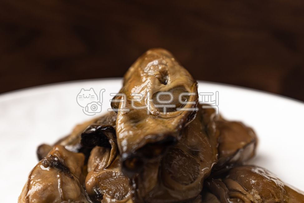 훈제굴,굴,훈제,조개,올리브오일,해산물,해물,훈제요리,어패류,절임,음식,식사,식품,식료품,재료,식재료,음식재료,클로즈업,향이강한,훈제향,부드러운