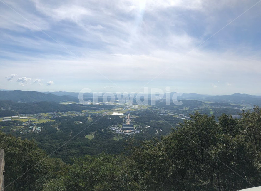 등산,산,정상,파란하늘,그라데이션하늘,하얀색,하늘색,도시,상쾌함,아름다움,푸르다,초록색,연두색,파릇파릇,구름사이,빛번짐,하늘색하늘,푸른하늘,맑은하늘,초록색숲,초록숲,건강한숲,예쁜숲