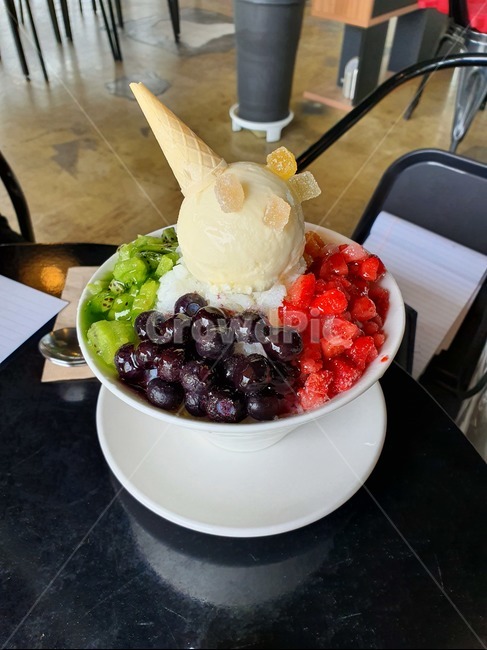빙수,시원함,차가움,아이스크림,갬성,여유,얼음,여름,에어컨,카페,젤리,과일,과자,컵,그릇,접시
