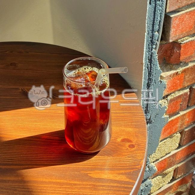 stainedwood,스테인드우드,hardwood,견목,wood,목재,원두,아이스아메리카노,카페,커피,카페메뉴,커피잔,아이스커피,아메리카노,블랙커피,coffee,icedcoffee,iced,americano,시원한,시원한음료,아이스블랙커피,컵,유리컵,테이블,아이스,drink,cup,beverage,coffeecup,여름,브루잉,필터커피,필터