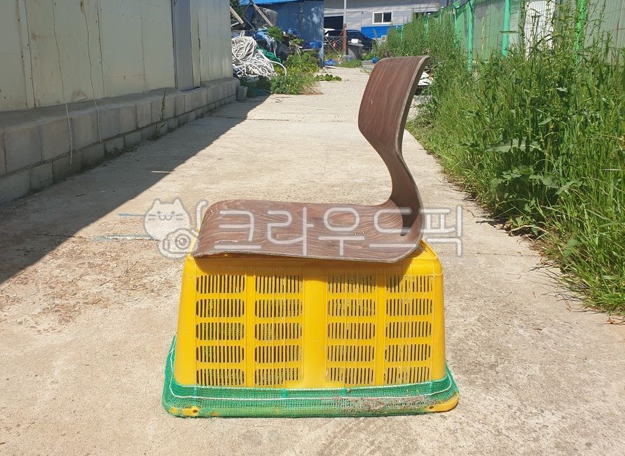 나무,wood,의자,의자만들기,시골,콘테이너상자,콘테이너상자의자,플라스틱,플라스틱의자,골목,골목풍경