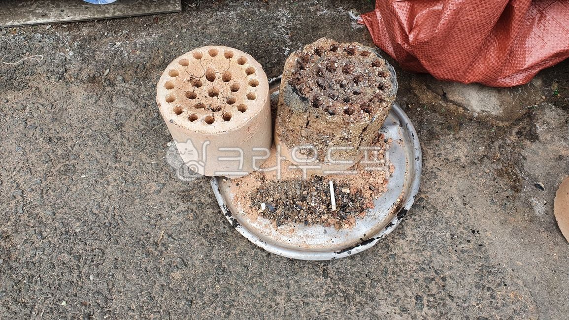 연탄,연탄눈,겨울연탄,겨울,겨울풍경,따듯한,겨울오후,겨울오전,winter,snow,background,retro,vintage,계절,season,한국문화,한국풍경,석탄