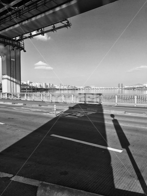 흑백,한강,잠실교,구름,오후,그림자,도시,풍경,city,landscape,한국도시풍경,한국도시경관,korea cityscape,흑백,모노톤,monochrome,black and white,교통,교통수단,traffic,transportation,asphalt,아스팔트,road,도로