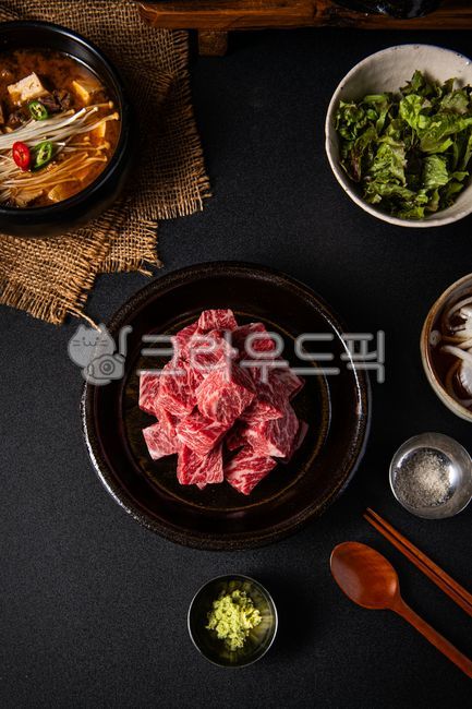 스테이크,생고기,소고기,마블링,한우,큐브스테이크,클로즈업,음식,식사,날것,싱싱한,선홍빛,신선한,숟가락,젓가락,된장찌개,밥상,테이블,야채,반찬