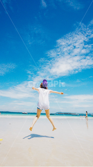 점프,여름,해변,바다,하늘,포즈,뒷모습,구름,여자,휴가,사람,인물,인간,human,person,여성,여자,woman,female,lady,여행,휴가,traveling,vacation,trip