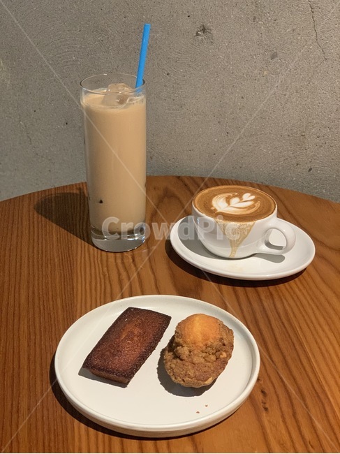 카페라떼,카푸치노,라떼아트,커피,카페,coffee,cafe,빵,유리잔,접시,테이블,빨대