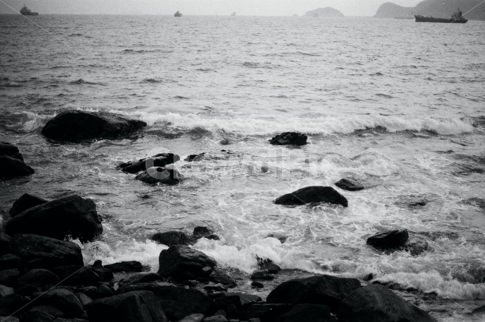 흑백사진,흑백필름,바다,바위,파도,자연,풍경,nature,landscape,흑백,모노톤,monochrome,black and white,sea,ocean,대양,water,물,outdoors,옥외