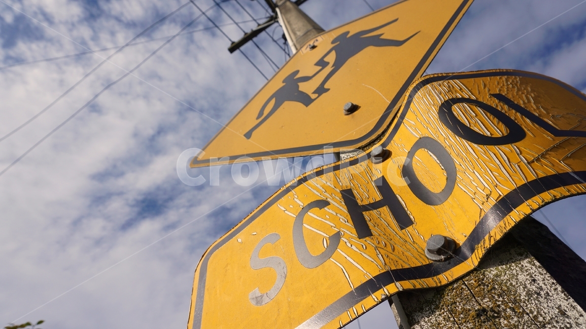 신호판,학교,하늘,구름,노란색,전봇대,school,schoolsign,sky,cloud,yellow