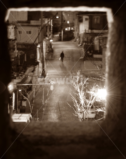 퇴근,야경,가로등,관찰,순간포착,goinghome,nightview,streetlamp,observation,capturedmoment,야경,밤,풍경,nightscape,night,landscape,골목길,alley,고독함,외로움,쓸쓸함,우울함,슬픔,lonely,solitary,흑백,모노톤,monochrome,black and white,building,건물,street,거리,town,도시,road,도로,city,시티,urban,어반,light,빛,flare,플레어