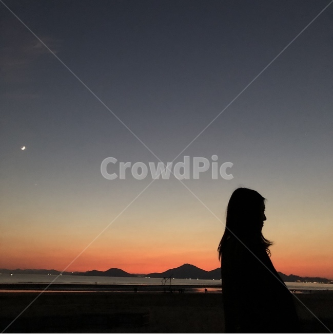 nature,자연,outdoors,옥외,water,물,shoreline,해안선,관광,풍경,landscape,해변,beach,관광명소,touristattraction,색깔,색상,색감,color,바다,sea,여름,계절,summer,season,sky,하늘,다대포해수욕장,구름,cloud,노을,sunset,부산,busan,감성사진,일몰,silhouette,실루엣,달,moon,붉은하늘,redsky,사람,person,인간,human,여자,woman