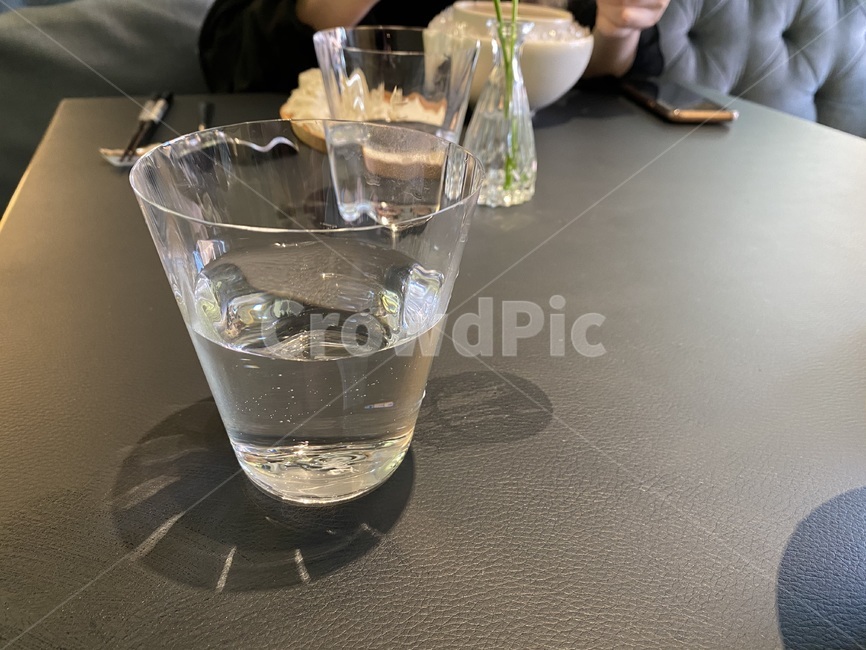 컵,물컵,물,저녁식사,식사,테이블,티타임,디저트,음식,food,투명,투명잔,깨끗한,순수,시원한,beverage,마실것,drink