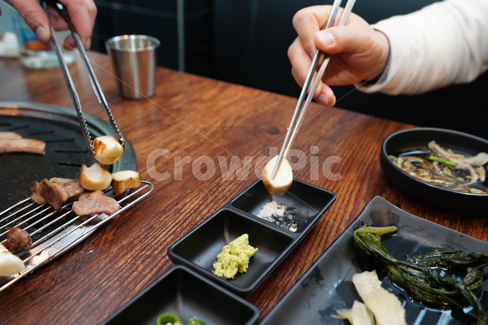 고기,구이,흑돼지,육류,육식,음식,푸드,food,먹방,술안주,안주거리,먹거리,식사,사람,인물,인간,human,person,신체일부,몸,body,음식,식재료,요리,food,cook,meal,dishes,food reserves,육류,고기,meat