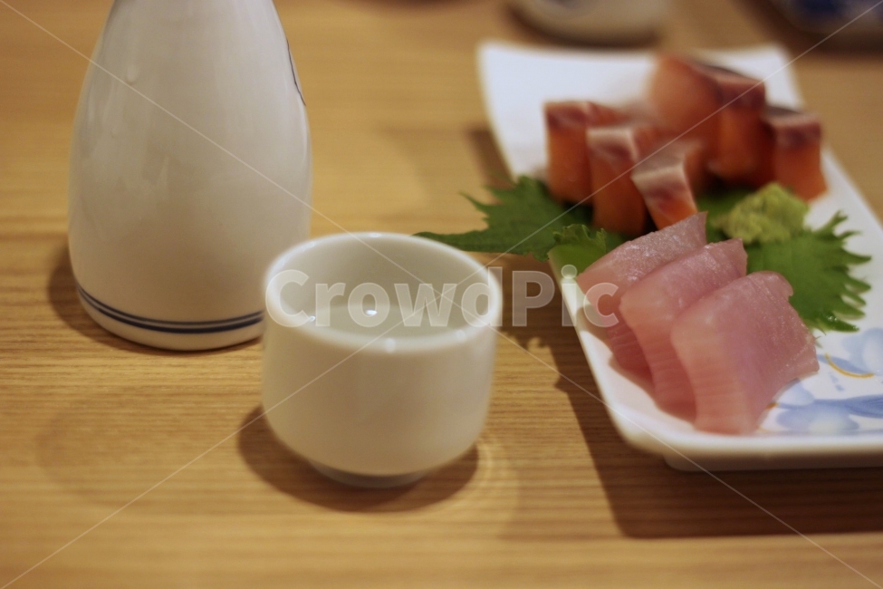 접시,음식,식재료,도자기그릇,사케,술,회,참치,생선,음식,식재료,요리,food,cook,meal,dishes,food reserves,수산물,해산물,fishery products,seafood,일식,일본음식,일본요리,Japanese food,Japanese dishes,Japanese meal,Japanese cook,술,주류,alcohol