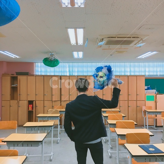 학교,학생,교복,책상,교실,꽃,졸업,사람,인물,인간,human,person,남성,남자,man,male,교육,학교,공부,education,learning,study,school