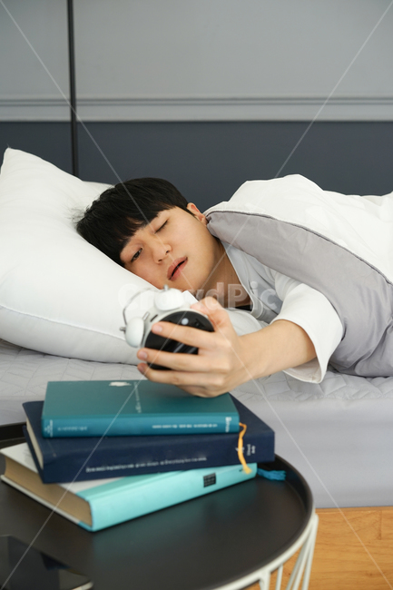 남성,남자,알람시계,시계,아침,모닝,침대,침실,방,이불,기상,베개,모닝콜,자명종,사람,인물,인간,human,person,남성,남자,man,male