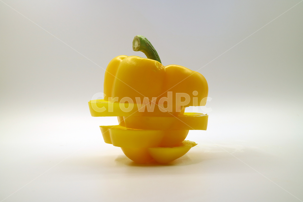 파프리카,피망,야채,채소,음식,식재료,요리재료,음식재료,샐러드,노랑,노란파프리카,슬라이스,건강,웰빙,다이어트,오브젝트,누끼,신선한,음식,식재료,요리,food,cook,meal,dishes,food reserves,채소,야채,vegetables,연출,컨셉,콘셉,direction,concept