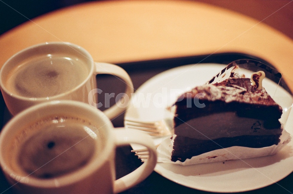 아메리카노,커피,coffee,카페,케이크,접시,쟁반,유리잔,컵,필름카메라,필름,아날로그,감성,film,felling,analogue,음식,식재료,요리,food,cook,meal,dishes,food reserves,디저트,간식,후식,dessert,snack,커피,카페,coffee,cafe,감성,sensible,feeling