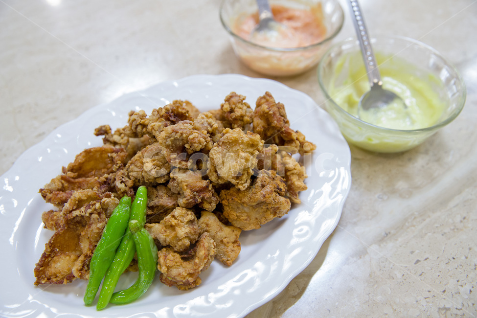 brown,chicken,cooking,cuisine,delicious,dinner,dish,eat,food,fried,friedchicken,friedfood,friedfoodtopview,gourmet,homemadefood,hot,meal,meat,pepper,plate,restaurant,sauce,tasty,white,yellow,요리,음식,치킨,후라이드,순살치킨,튀김,튀김요리,순살,닭,닭요리,닭고기,명란소스,고추냉이소스,음식,식재료,요리,food,cook,meal,dishes,food reserves