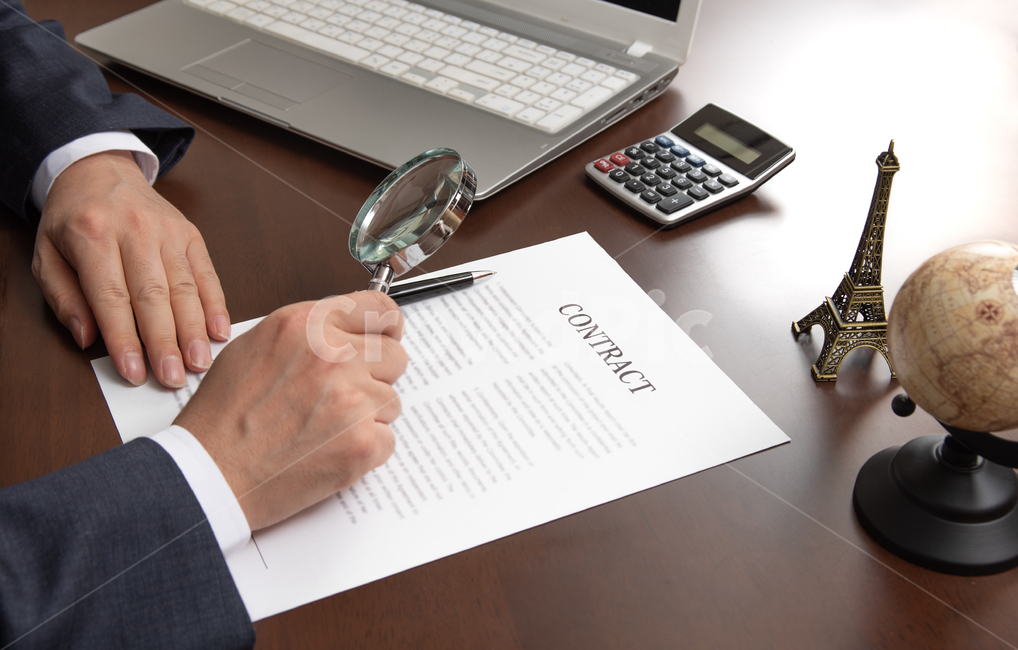 계약서,재무,계산,금융,경제,비즈니스,회계,오피스,비지니스,계산기,확인,문서,파이낸셜,재정,담당,회계사,전문가,보험,수입,컨설팅,컨설턴트,오피스텔,돋보기,필기도구,필기구,노트북,계약,사업가,사업,핸드모션,손동작,서명,싸인,문서작업,서류작업,사무실,컨셉,개념,콘셉트,남자,남성,성인,손,비즈니스,사업,business,service,work,연출,컨셉,콘셉,direction,concept,학용품,문구류,사무용품,school supplies,stationery,office supplies