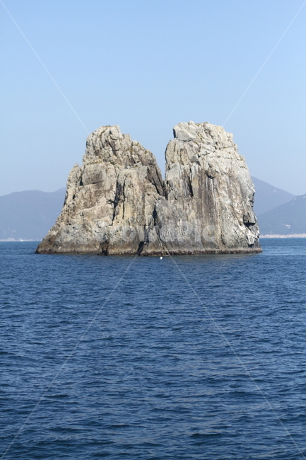 섬,바위섬,한려해상국립공원,바다,island,자연풍경,남해바다,자연,풍경,nature,landscape,land,땅,outdoors,옥외,promontory,곶,ocean,대양,sea,water,물,shoreline,해안선,cliff,낭떠러지