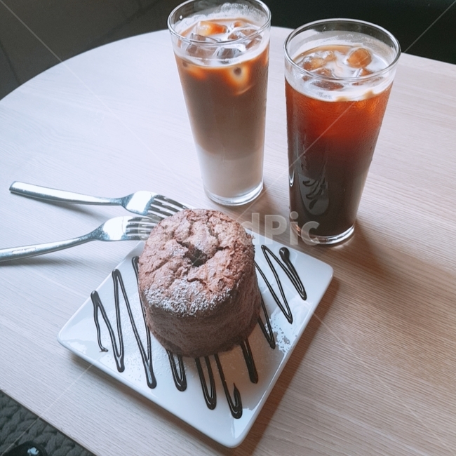 아이스아메리카노,케잌,포크,초코,얼음