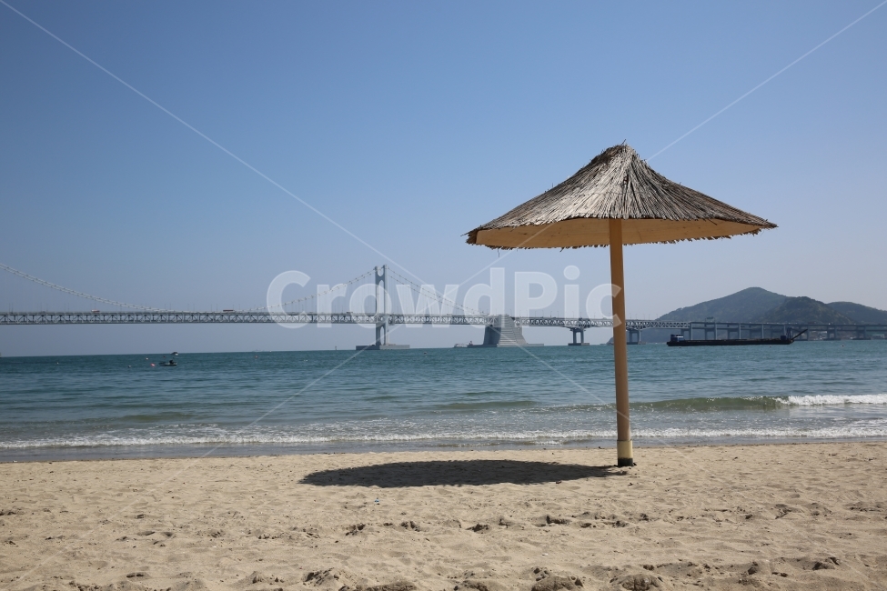 부산,바다,해수욕장,광안리,광안대교,파라솔,하늘,맑음,대낮,그림자,자연,풍경,nature,landscape,한국자연풍경,한국자연경관,korea nature landscape,해변,바다,beach,sea