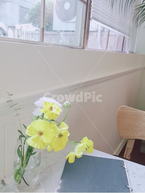 카페,창가,cafe,카페내부,유리컵,노란꽃