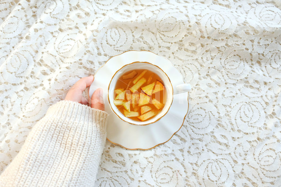 손,차,감성사진,레이스,찻잔,사과,사과차,tea,hand,겨울,계절,winter,season,사람,인물,인간,human,person,신체일부,몸,body,음료수,drink,beverage,감성,sensible,feeling