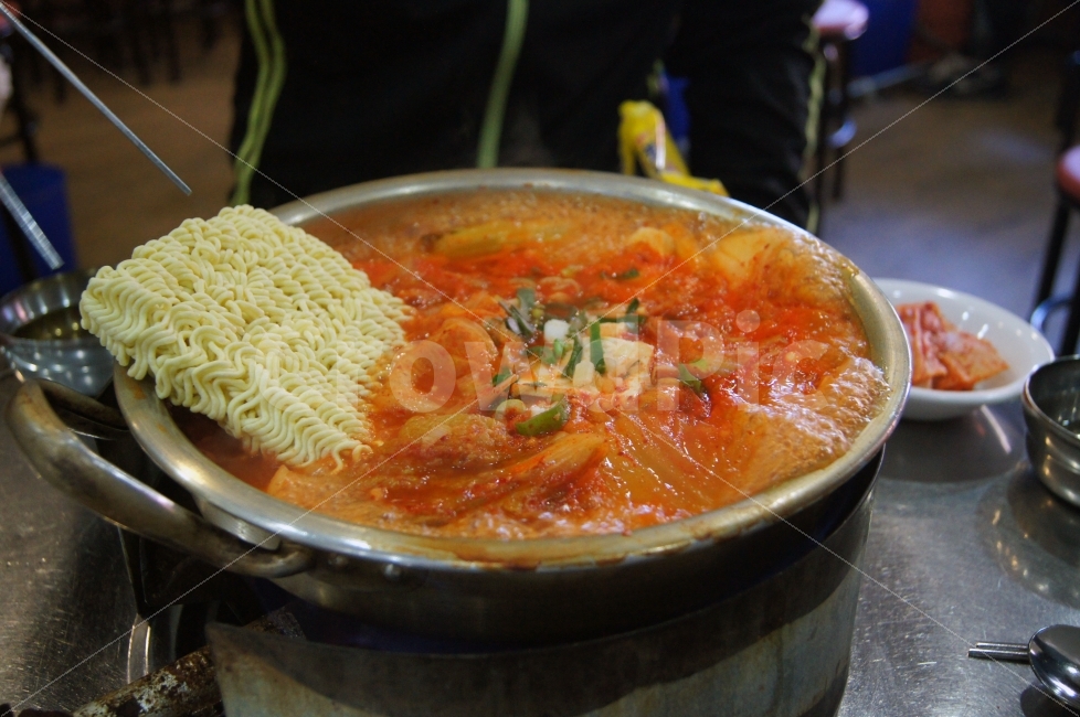 음식,요리,김치찌게,라면사리,점심,음식,식재료,요리,food,cook,meal,dishes,food reserves,면류,면요리,noodles,한식,한국음식,한국요리,korean food,korean dishes,korean meal,korean cook