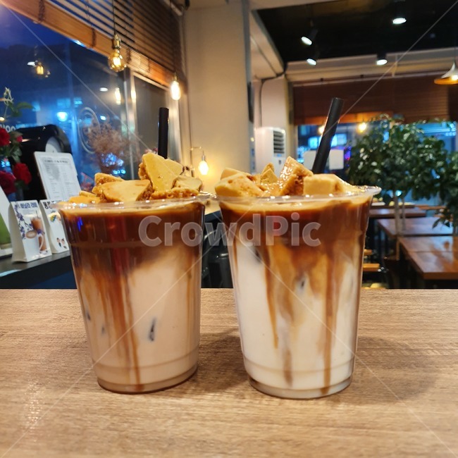 달고나라떼,달고나밀크티,달고나,달고나카페라떼,카페음료,카페라떼,라떼,음료,커피,커피숍,우유,milk,drink,마실것