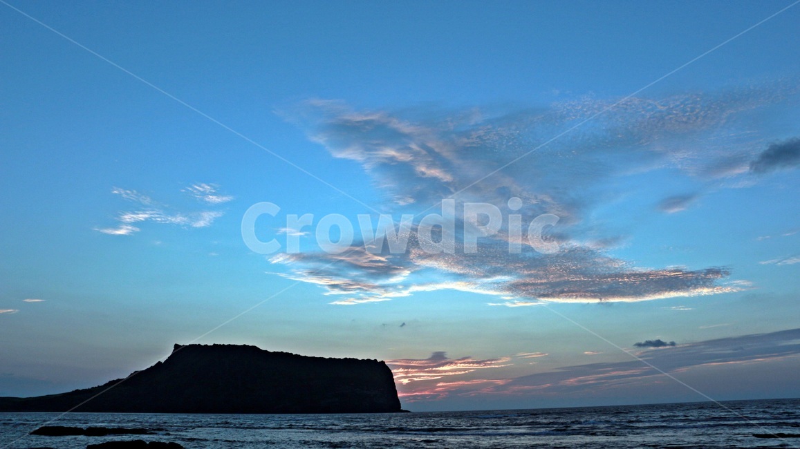 성산일출볼,하늘,구름,바다,동틀녁,아침,새벽,새구름,풍경,자연,제주도,앞바다,아침바다