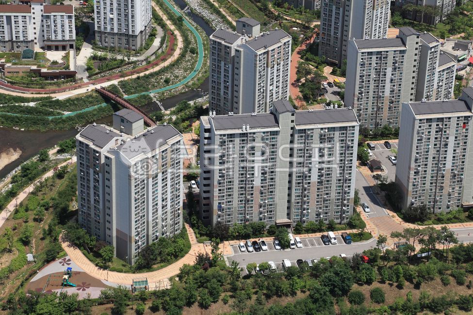 hyundai,city,dwelling,construct,top angle,house,Exterior,building,Newtown,Apartment complex,modern architecture,only,sight,River,park,high view,sky,brook,green,top view,real estate,downtown,environment,korea,new city,high angle,apartment