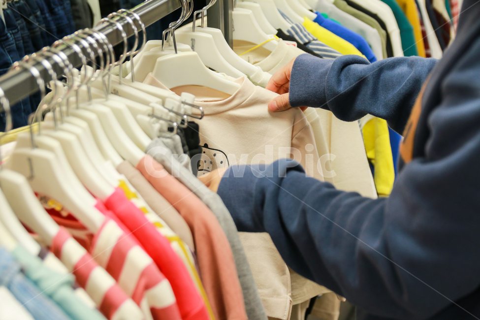 shop,woman,shopping mall,carryover product,inventory,casual,stand,outlet,housewife,shopping,hand,living,offline store,department store,display,purchase,display stand,store,clothing store,clothes,new product,lifestyle,selection,clothing,style,fashion,custo