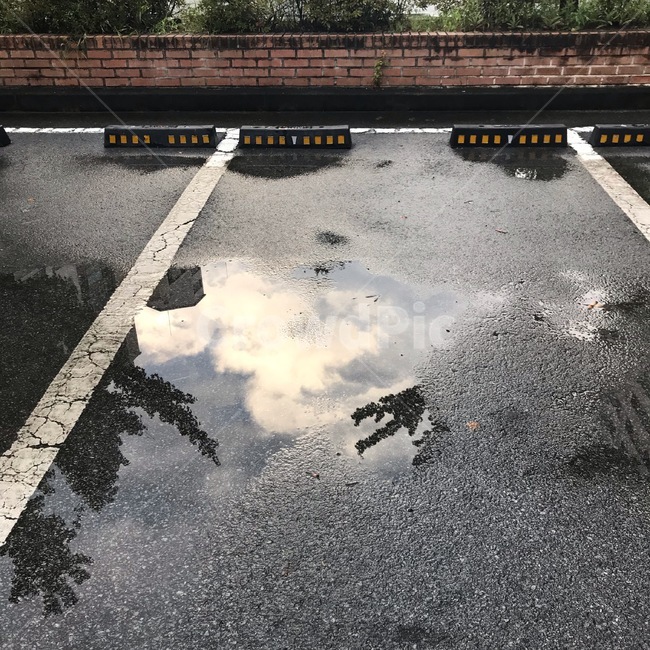하늘,구름,날씨,옥외,자연,nature,cloud,outdoors,sky,weather,주차장,tree,나무,물웅덩이,puddle,parkinglot,흐리게하다