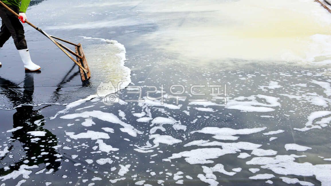 outdoors,옥외,영광천일염자연학습장,영광천일염,영광염전,영광염산면두우리염전,염산염전,두우리염전,영백염전,천일염,천일염염전,소금작업,염전작업,장화