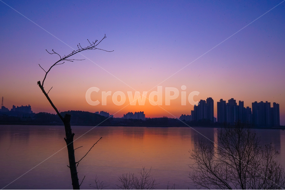 호수,여명,새벽,나무,건물,풍경,겨울,계절,감성,도시,풍경,city,landscape,한국도시풍경,한국도시경관,korea cityscape,실루엣,그림자,silhouette,shadow,nature,자연,outdoors,옥외,dusk,황혼,dawn,red sky,붉은 하늘,sky,하늘,sunset,일몰