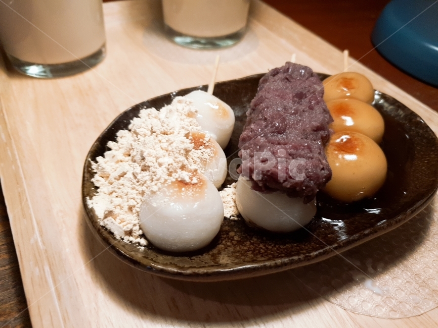 당고,팥당고,꿀당고,인절미당고,일본음식,떡,메뉴,인절미,꿀,팥,음식,디저트,꼬치,떡꼬치,경단,일본식,달콤한,쫀득한,간식,모찌,달달한디저트,일본간식,japanesfood,japan,desert,dango,먹거리