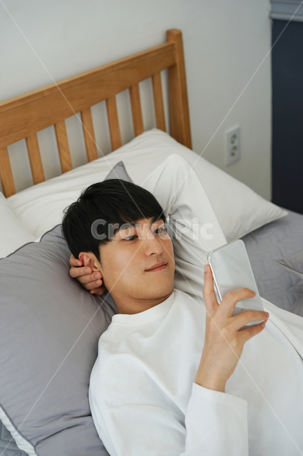 침대,침실,방,실내,집,하우스,남자,남성,이불,bed,휴식,휴일,핸드폰,모바일,휴대폰,즐거운,행복한,미소,사람,인물,인간,human,person,남성,남자,man,male